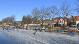 901379 Afbeelding van schaatsers op het dichtgevroren Merwedekanaal in het sluizencomplex bij de Keulsekade te Utrecht.